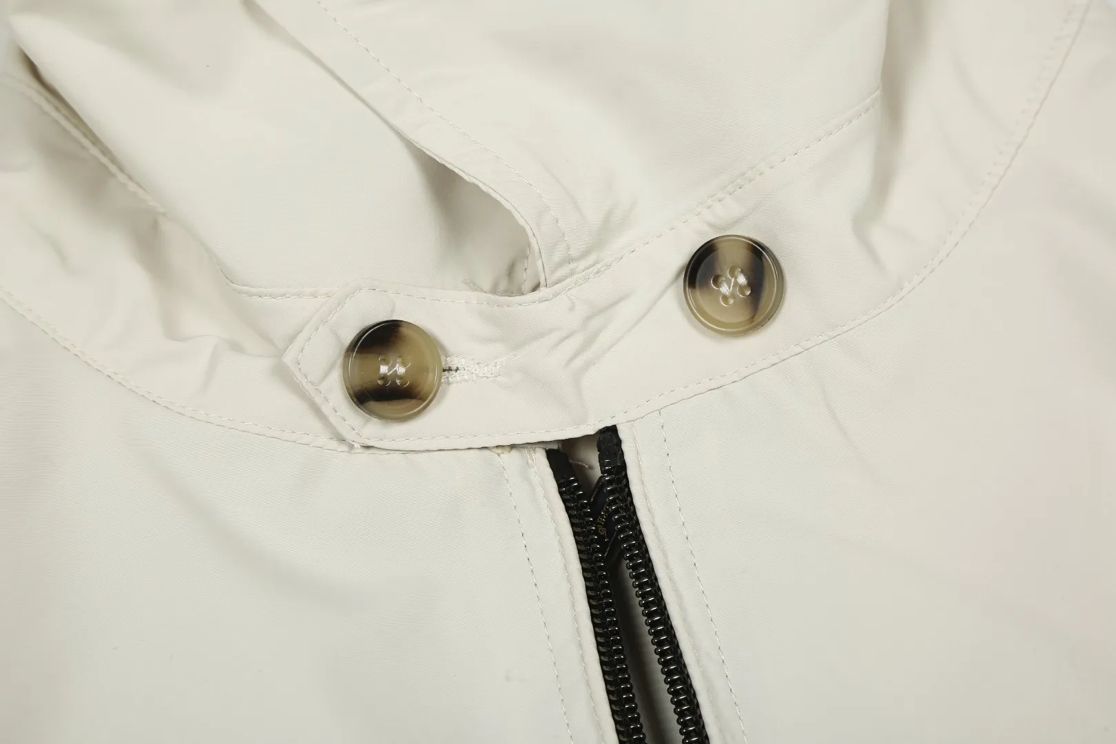 P320 White background picture [Evergreen all year round] Style number: 25025# (on sale all year round) Color: black/light card/gray white Size: S to XL - Ralph Lauren/Ralph Lauren SS25 new double-layer windproof and water-repellent classic old cadre style light casual jacket - double-layer design same color inside and outside S237 high-density micro-water-repellent craft fabric (100% T) ✅ | - Custom-woven double-layer rabbit velvet needle thread, non-market wrong version of mercerized cotton ✅ - Customized two-color webbing strip on the back collar, with zipper side pockets inside ✅ - POLO brand zipper, genuine leather zipper piece, dark and light two-color buttons ✅ - RL25SS new jacket The fabric is made of lightweight polyester fiber, windproof and waterproof, more lightweight, suitable for traveling or daily outdoor sports, simple line design and wide and neat tailoring, unisex style for both men and women Good for commuting, classic and durable